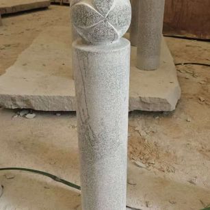 滨州 芝麻白花岗岩石材挡车石柱、停车柱、圆柱挡车柱、方柱挡车柱等