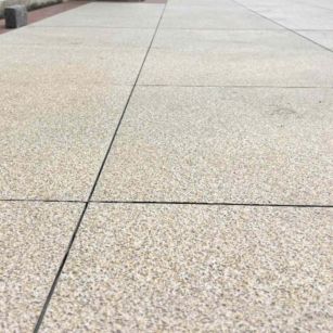 滨州 黄金麻花岗岩石板材荔枝面地面铺装效果