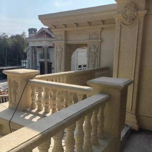 滨州 黄金麻别墅外墙干挂雕花配合阳台栏杆花瓶柱