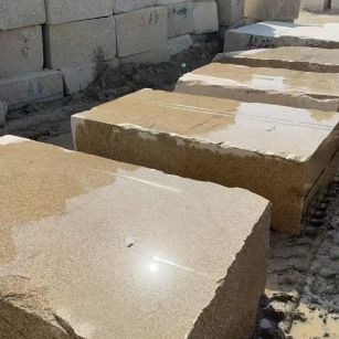 滨州 黄金麻方料堆场洗料分选中，原材料充足