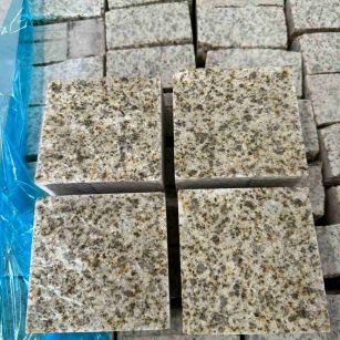 滨州 黄金麻花岗岩自然面小方块，弹石，马蹄石等