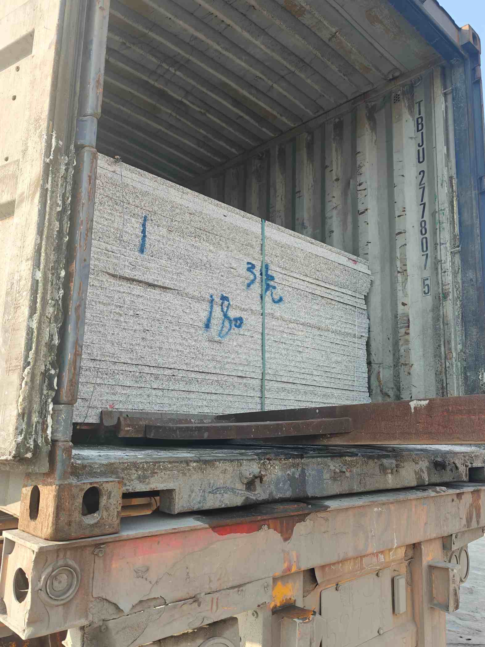 滨州 芝麻白花岗岩石材3.0公分光面毛板装柜出货