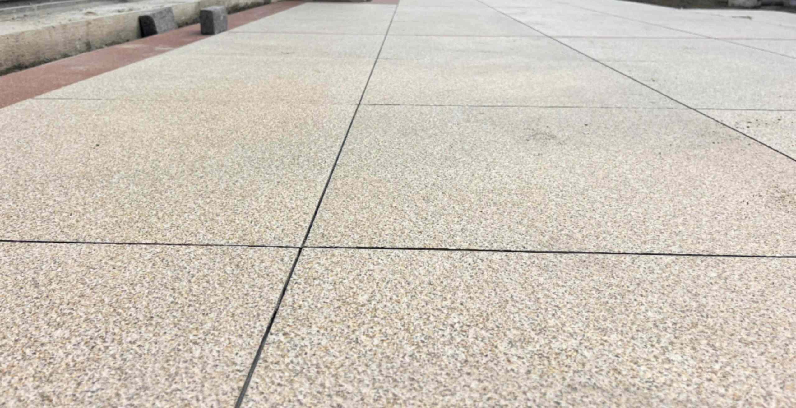 滨州 黄金麻花岗岩石板材荔枝面地面铺装效果