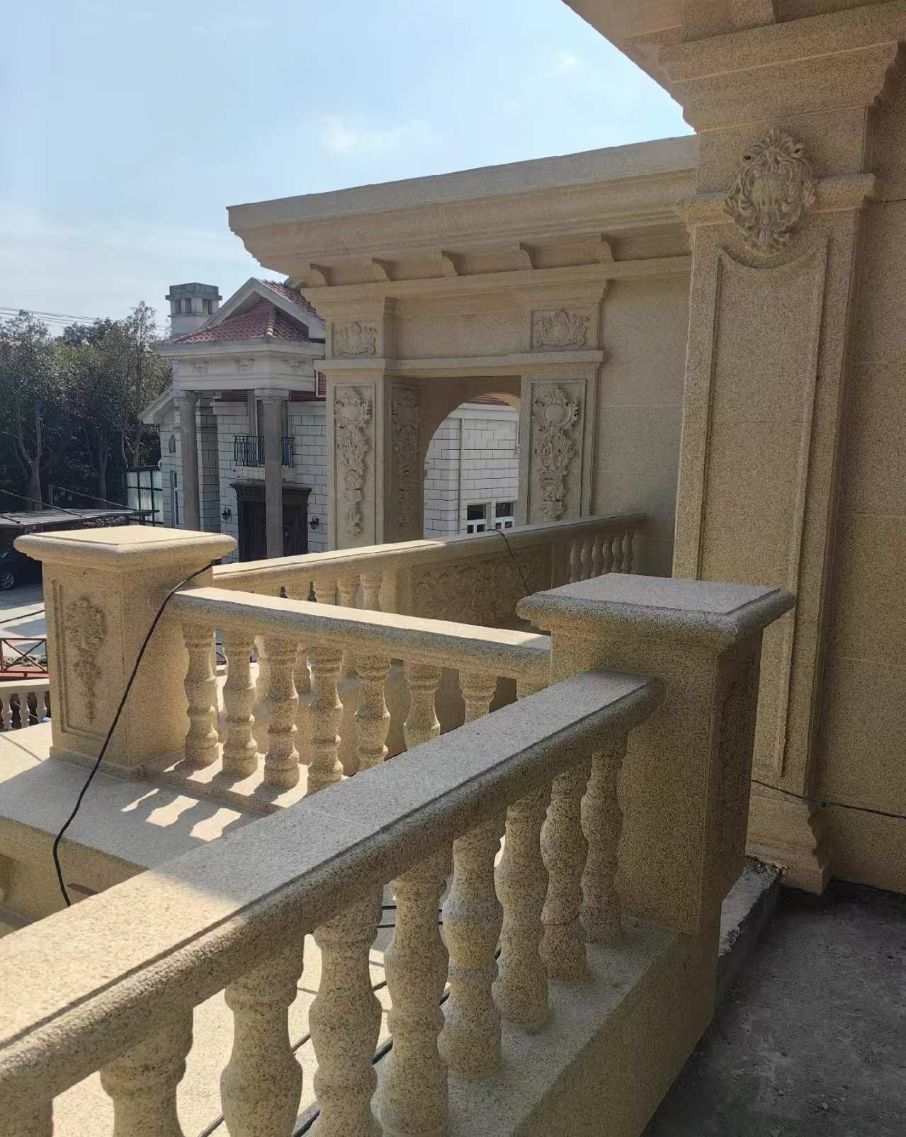 滨州 黄金麻别墅外墙干挂雕花配合阳台栏杆花瓶柱