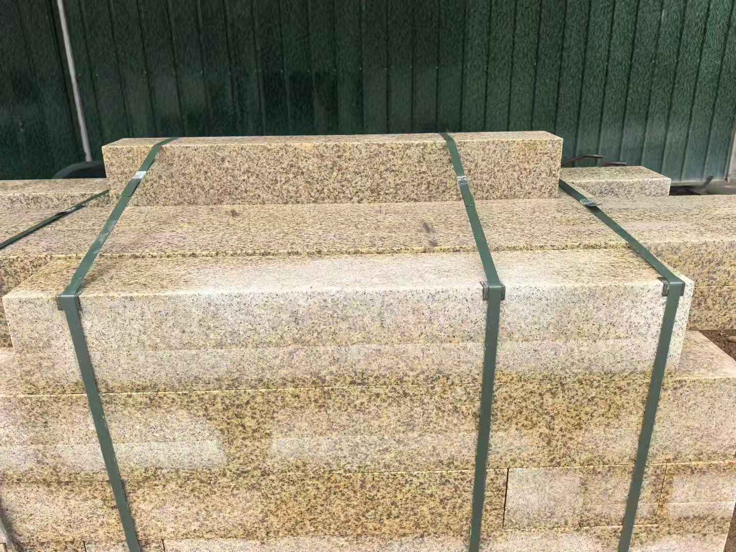 滨州 黄金麻花岗岩石材机切面栏杆料半成品