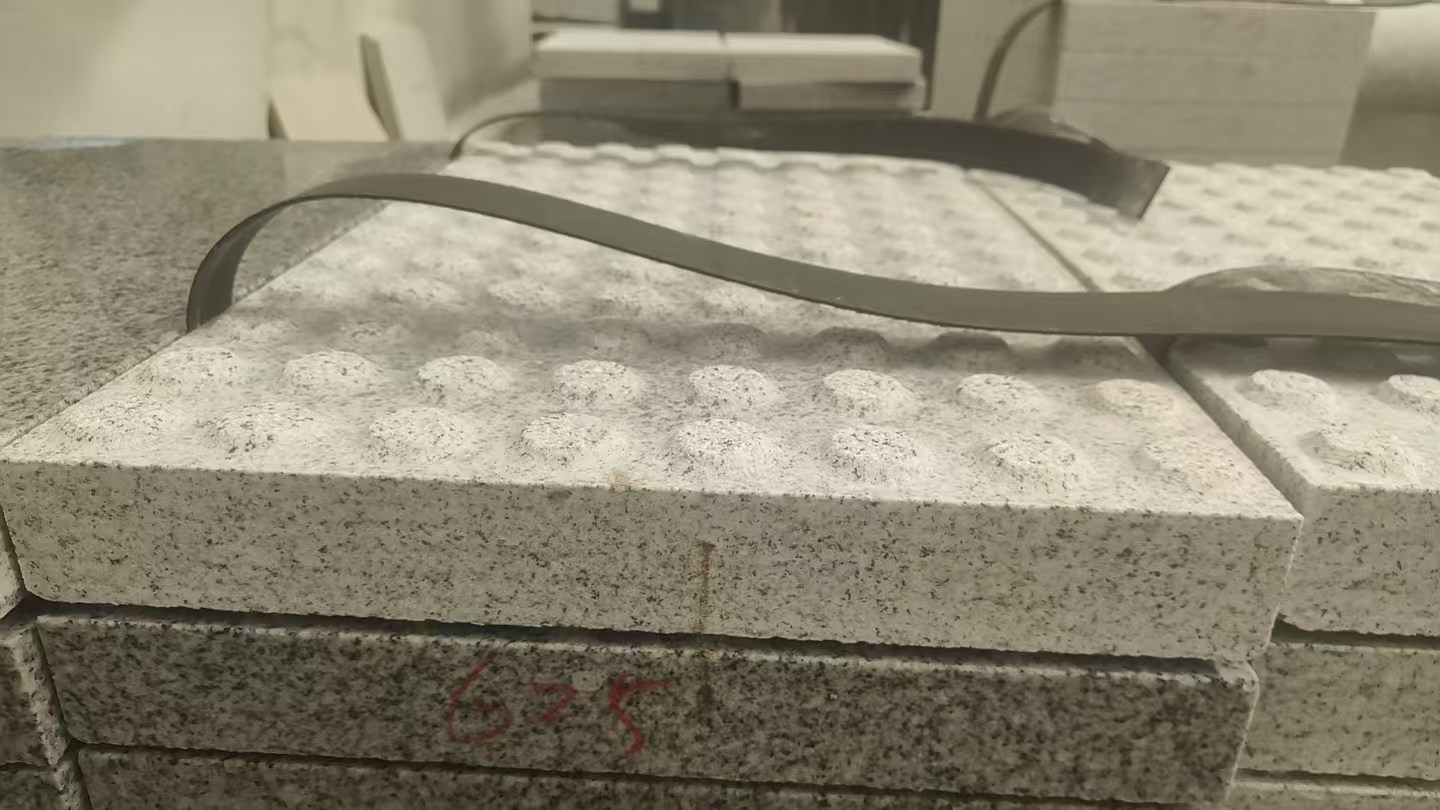 滨州 芝麻白花岗岩6.0公分荔枝面五轴加工雕刻盲点
