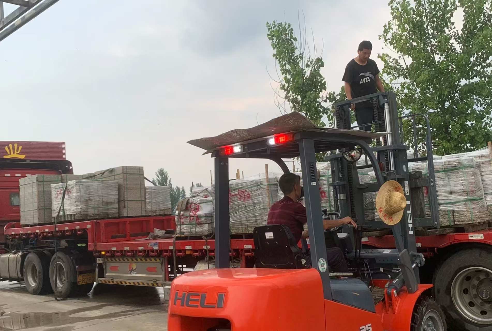 滨州 黄金麻冰裂纹，地铺石装车