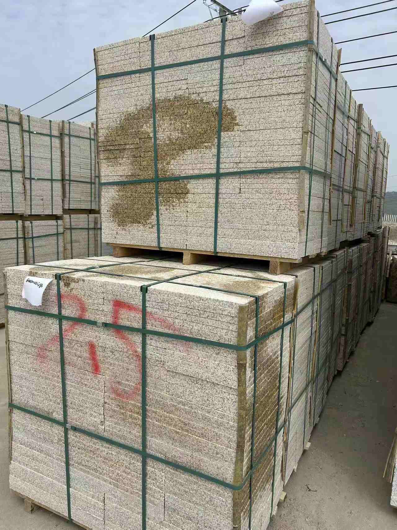 滨州 黄金麻花岗岩石材荔枝面地铺石2.5*300*600