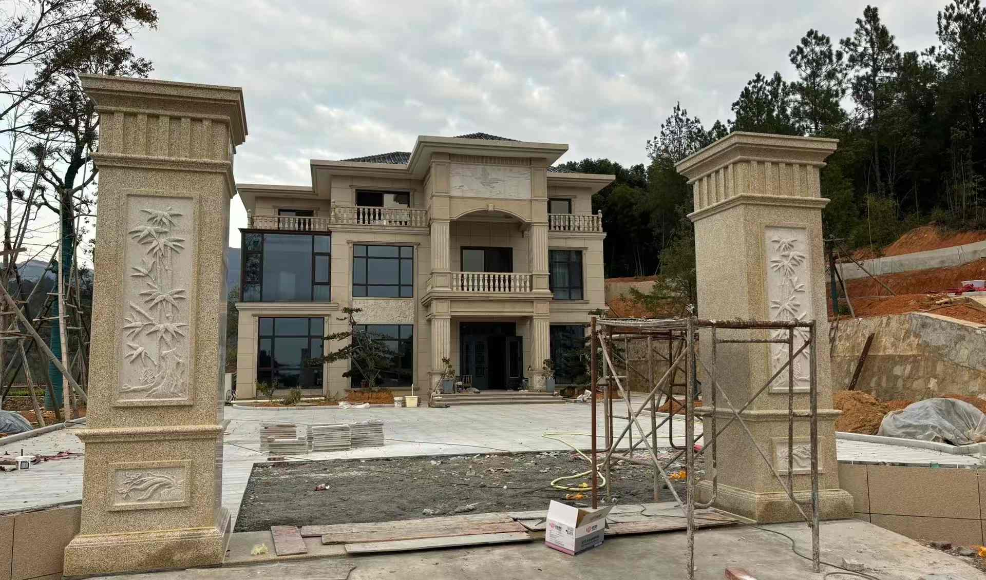 滨州 黄金麻花岗岩别墅雕花外墙干挂配上门口雕花罗马柱