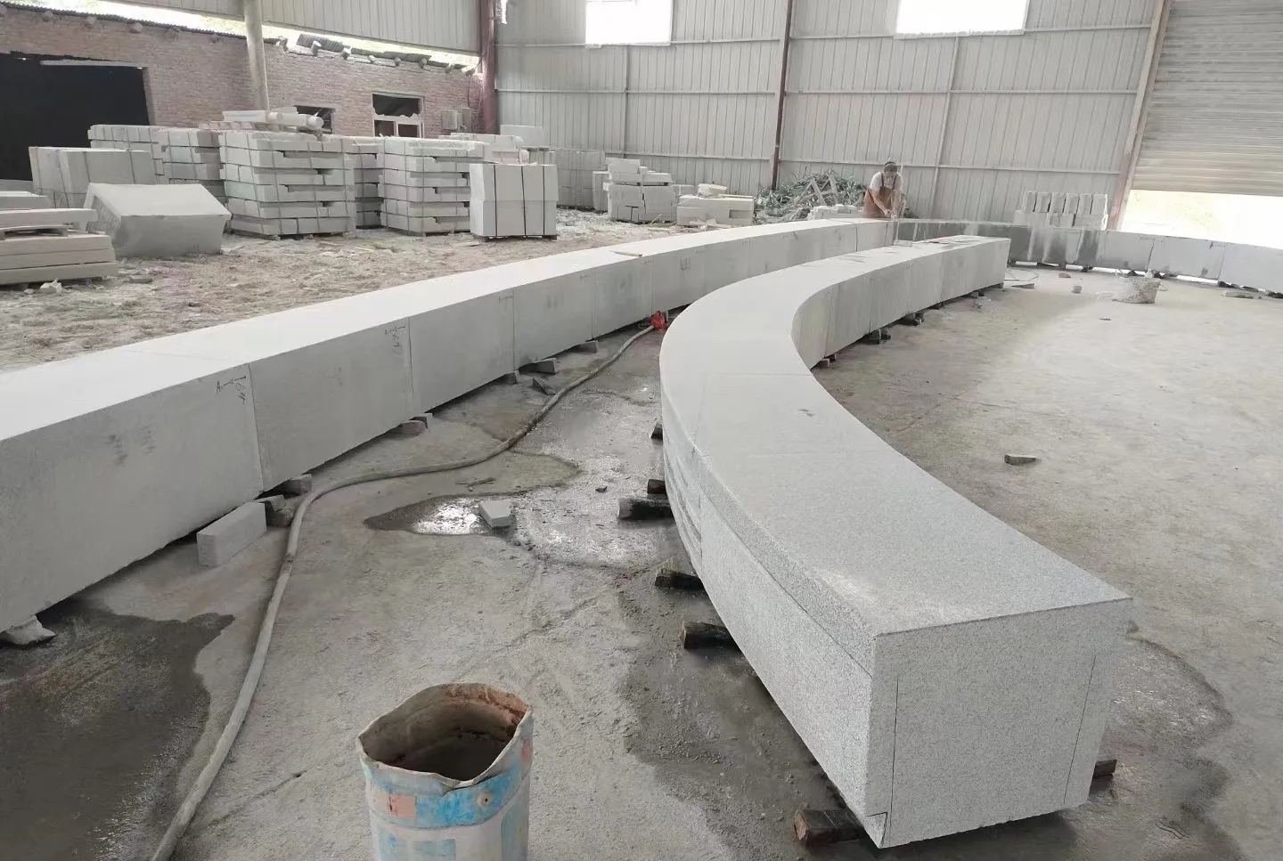 滨州芝麻白花岗岩石板材 园林光面弧形坐凳