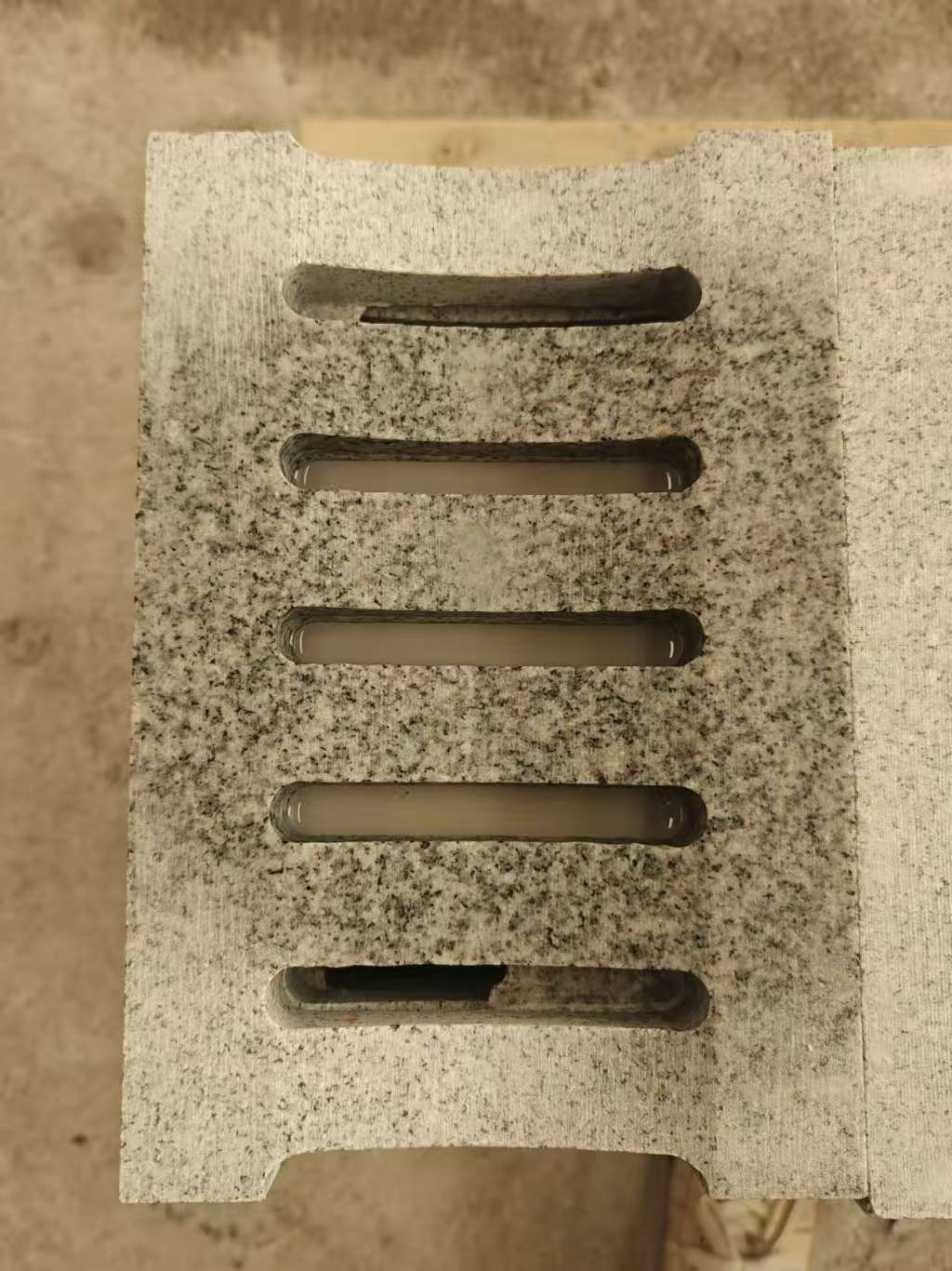 滨州 芝麻白拉丝面花岗岩U型开槽排水槽