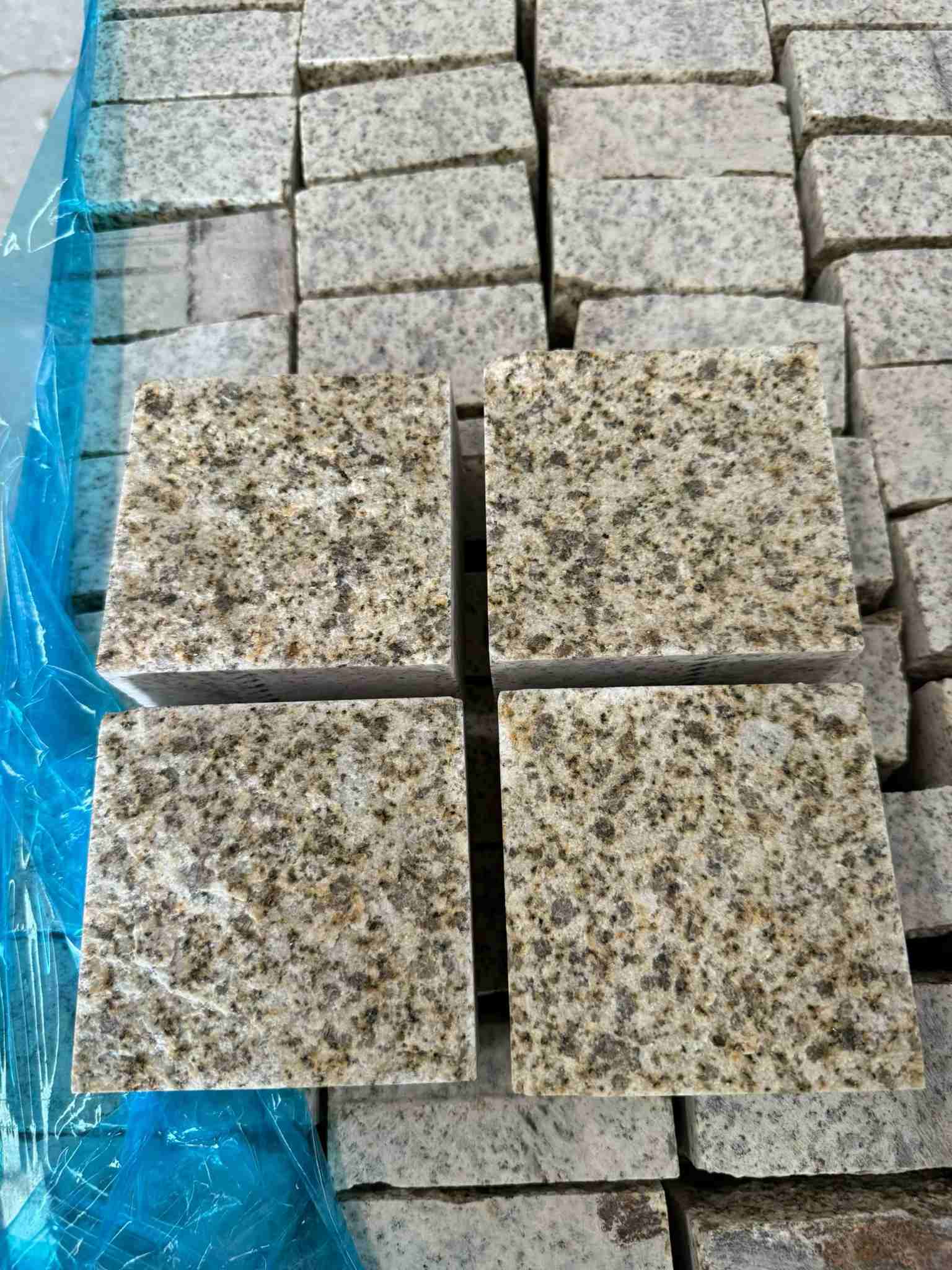 滨州 黄金麻花岗岩自然面小方块，弹石，马蹄石等