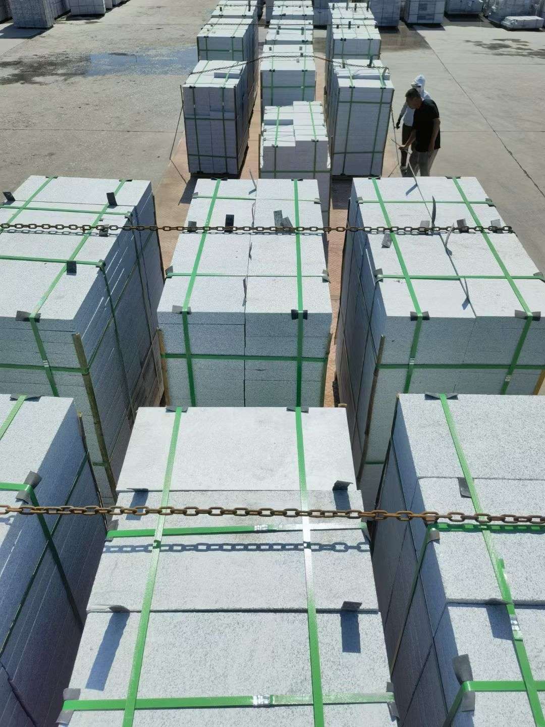 滨州 芝麻白花岗岩5公分地铺石 花岗岩厂家工厂装车日常