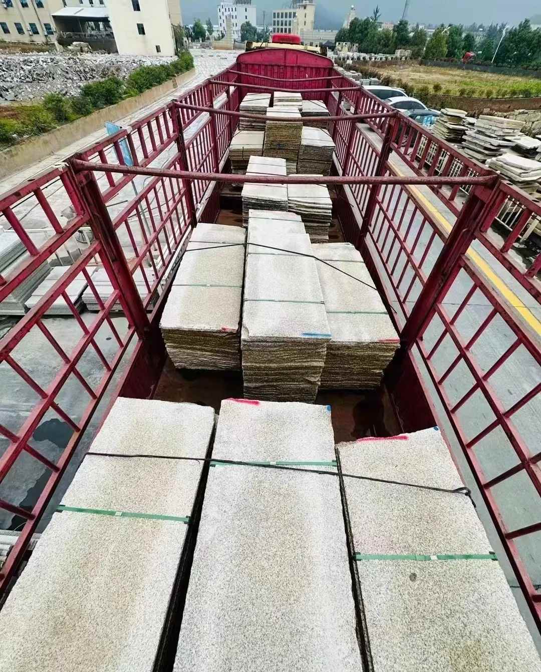 滨州 黄金麻花岗岩荔枝面，光面毛板装车完成