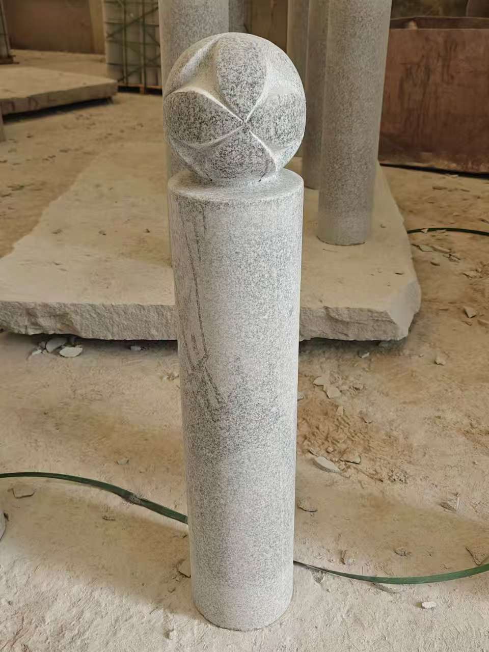 滨州 芝麻白花岗岩石材挡车石柱、停车柱、圆柱挡车柱、方柱挡车柱等