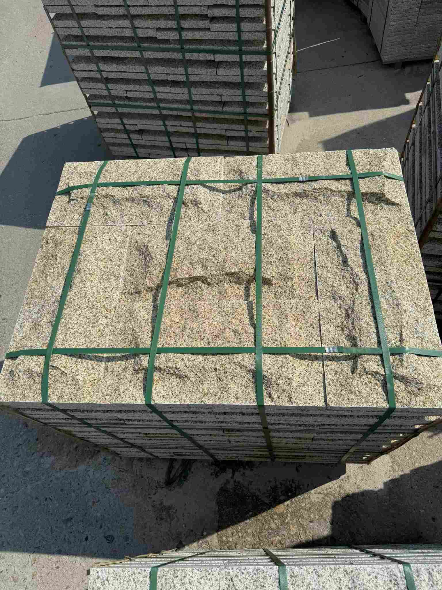 滨州 黄金麻花岗岩石材自然面蘑菇石成品