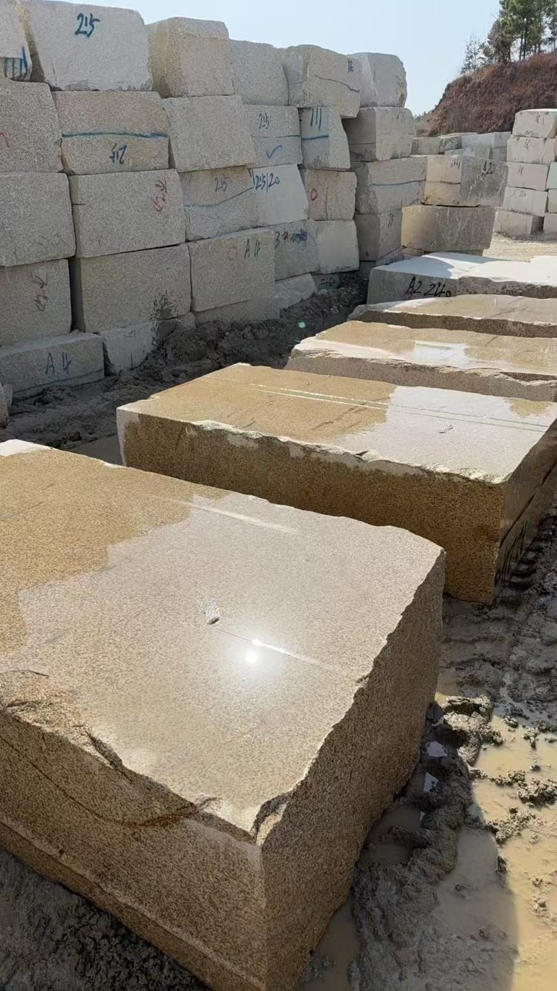 滨州 黄金麻方料堆场洗料分选中，原材料充足